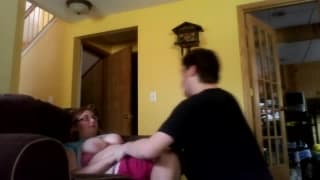 Ta kocica ma ochotę na młodego kutasa!