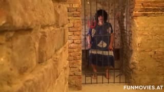 Ciekawa scena z lesbijkami i wąsatym facetem