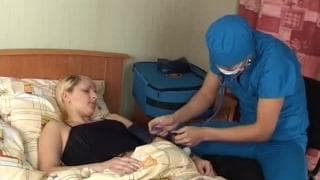 Pan doktor zerżnie swoją młodą blond pacjentkę