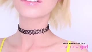 Blondynka odnieca, obciąga i dosiada go w pov