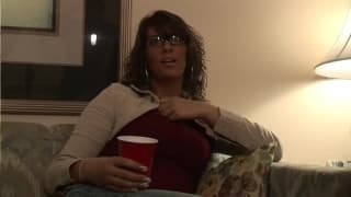 Dojrzała brunetka to prawdziwa ekshibicjonistka