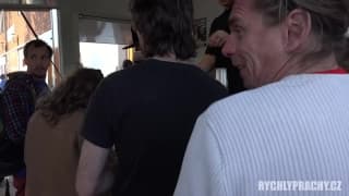 Zaoferuje kasę zaseks na ulicy tej brunetce!