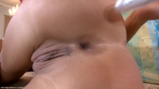 Seksowna brunetka wypełnia pizdę zabawkami