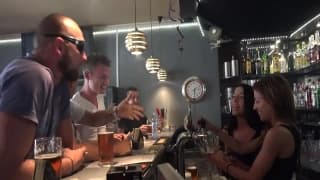 Barmanki dla klientów baru zrobią wszystko!