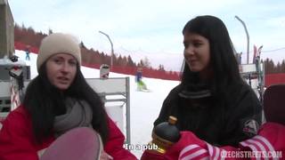 Gorąca dziwka ssie chuja w głębokim śniegu!