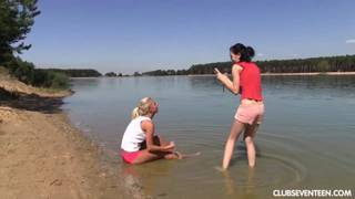 Dwie ładne nastolatki rozbiorą się nad jeziorem Dwie ładne nastolatki rozbiorą się nad jeziorem