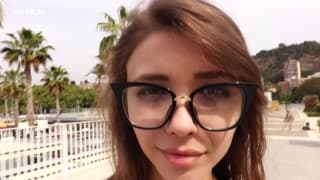 Mila sama na podwórku masturbuje się w spokoju