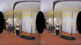 Młoda dziwka rozciąga się na siłowni dla niego!