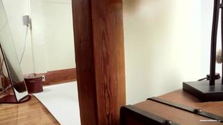 Muskularny Brad łapie swojego kutasa!