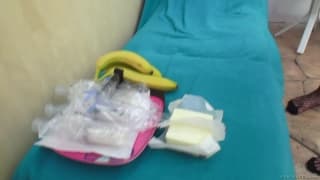 Ruda dziwka pokazuje wielką dupę i ssie kutasa