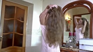 Szczupła młoda blondynka pieści owłosioną cipę