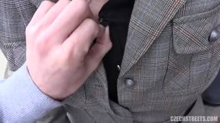 Dojrzała brunetka obciąga i pierdoli się na ulicy!