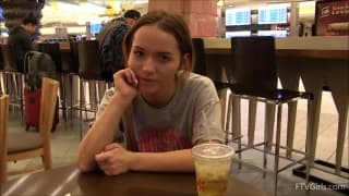 Dziwka akceptuje wyzwanie publicznej masturbacji