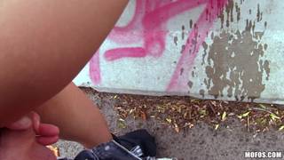 Gorące pierdolenie w POV na dworze młodej pary