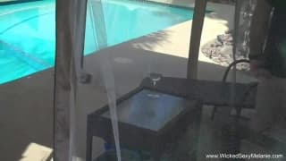 Starsza blondyna Melanie pieści dużego kutasa