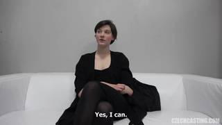 Anna zaczyna porno casting od obciągania kutasa