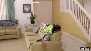 Dojrzała Dallas Diamondz przebiera się przy chłopaku