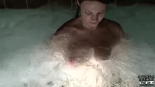 Brunetka w jacuzzi na dworze podnieca się na maksa
