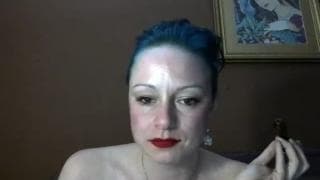 Dojrzała dziwka wsadza dłoń w pizdę