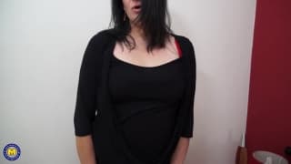 Gruba Welsh Rebel pieści się sama i rozbierze