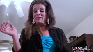 Stara doświadczona dziwka masturbuje się solo dla nas