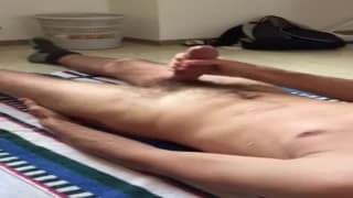 Gej pokaże swoją technikę masturbacji!