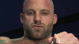 Muskularny Derek lubi taką masturbację