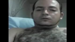 Gej z owłosioną klatą trzepie kapucyna!