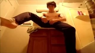 Gej podnieca nas zmysłową masturbacją