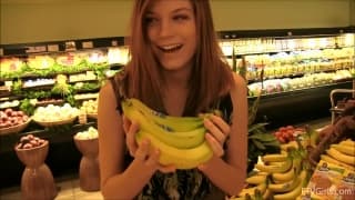 Radosne młode lesbijki bawią się fetyszem na dworze