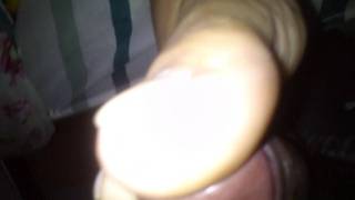 Facet filmuje zgrabne stopy swojej żonki na kutasie