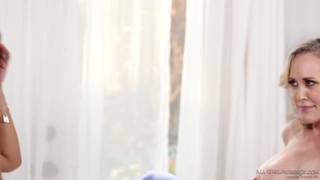 Cudowna Brandi Love daje lesbijski masaż swojej pasierbicy