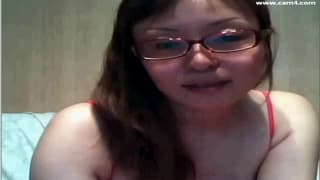 Zabawia się dildo, żeby nas podniecić!