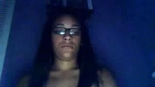 Nudna brunetka pieści sobie duże cycki