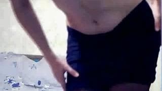 Podciąga spódnicę i się masturbuje!