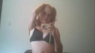 Ruda dziwka seksownie zdejmuje bieliznę