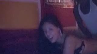 Jebie ją ostro, żeby dać mocny orgazm