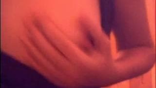 Włoży sobie palce w obie mokre dziurki!