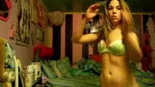 Młoda blond dziwka - ekshibicjonistka