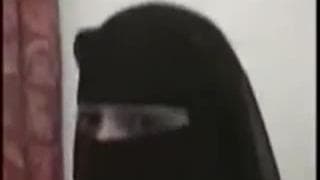 Młoda Arabka zabawi się swoją pizdą