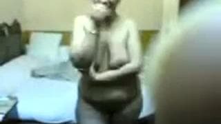 Gruba kobieta BBW dotyka grubej pizdy