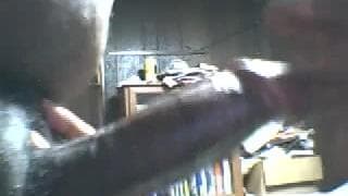 Facet wsadza czarnego kutasa w jej usta