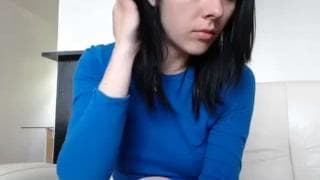 Brunetka da sobie dildo głęboki anal