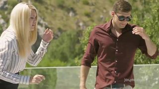 Atrakcyjna blondynka Izzy kocha się rżnąć w wodzie basenu