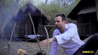 Biały facet wypierdoli piękną dziewczynę z dżungli