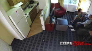 Dziwka z małymi cyckami obciąga kutasa tego oficera