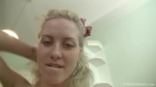 Nomi zerżnie się dildo w swojej własnej kuchni