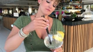 Ta seksowna dziwka da mu doskonały serwis!