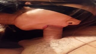 Obciągnie mu głęboko z opaską na oczach