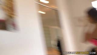 Młodą dziewczynę zaliczy wielki czarny chuj